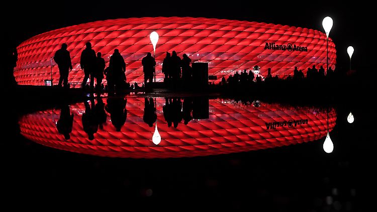 Die Allianz Arena kostete 346 Millionen Euro und bietet aktuell Platz für 75.000 Fußballfans. 