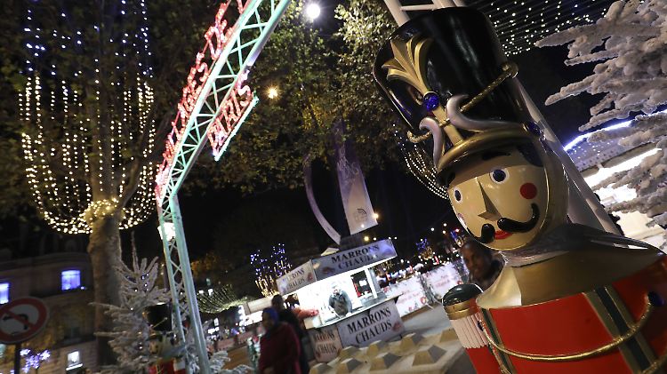 Unter anderem der Weihnachtsmarkt auf der Pariser Champs-Elysées soll laut Berichten im Visier der Terrorverdächtigen gestanden haben.