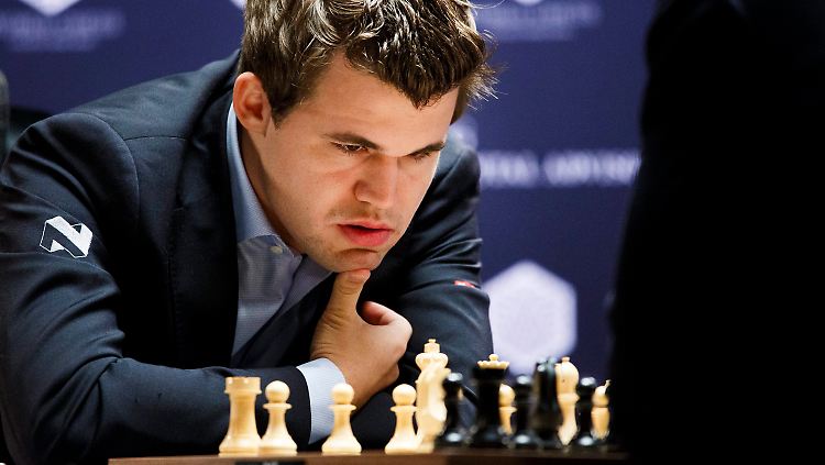 Nach zehn Spielen steht es zwischen Carlsen (im Bild) und Karjakin 5:5.
