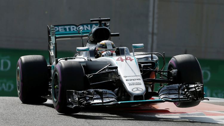Den ersten Schlagabtausch mit Nico Rosberg entscheidet Lewis Hamilton für sich.