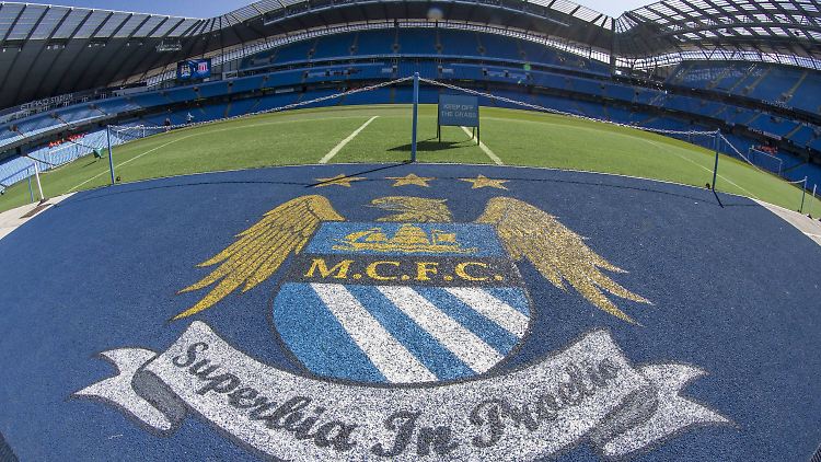 Manchester City will die Vorfälle untersuchen: Zwei ehemalige Spieler hatten über Missbrauch berichtet.