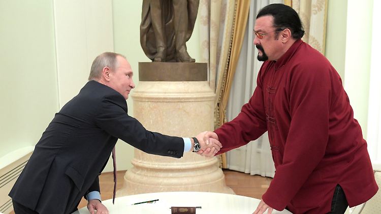 Putin und Seagal verstehen sich prächtig.