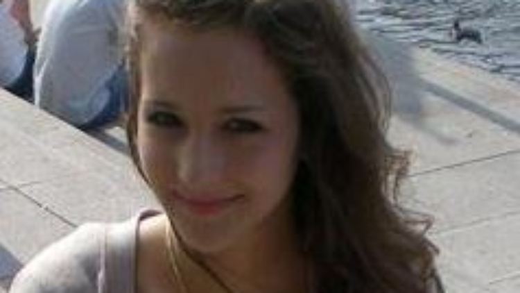 Seit Freitagabend suchen die Beamten auch öffentlich und mit einem Foto nach der 22-jährigen Maxime Linder aus Hamburg.