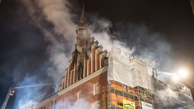 Von Außen sind zwar keine Flammen mehr zu sehen, aber im Inneren lodern immer noch Flammen.