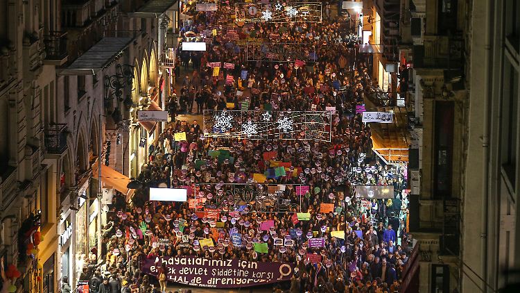 Demo unter Weihnachtsdekoration in Istanbul.