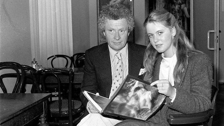 David Hamilton im Jahr 1981 in Hamburg, mit der damals 16-jährigen Deutschen Anja Schüte.