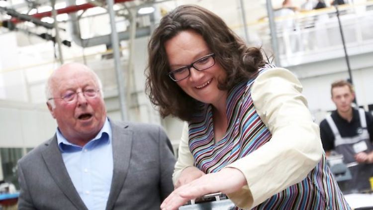 "Frau Nahles stellt zwar die richtige Frage, aber ihre Antwort überzeugt mich nicht", Norbert Blüm und Andrea Nahles im Mai 2015.