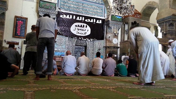 IS-Anhänger beim Gebet im Irak.