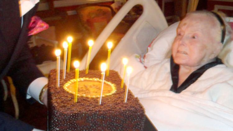 Seit Jahren ist die Hollywood-Diva, hier mit Ehemann Frédéric Prinz von Anhalt an ihrem 95. Geburtstag, ans Bett gefesselt. 