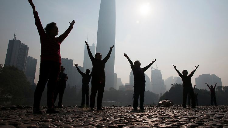 Hoch hinaus: Morgengymnastik vor der Skyline von Shenzhen.