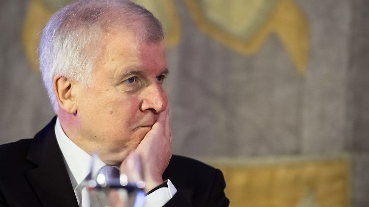 Seehofer nahm an Veranstaltungen zum Tag der offenen Tür teil - Anlass war der 70-jährige Bestehen der bayerischen Verfassung.