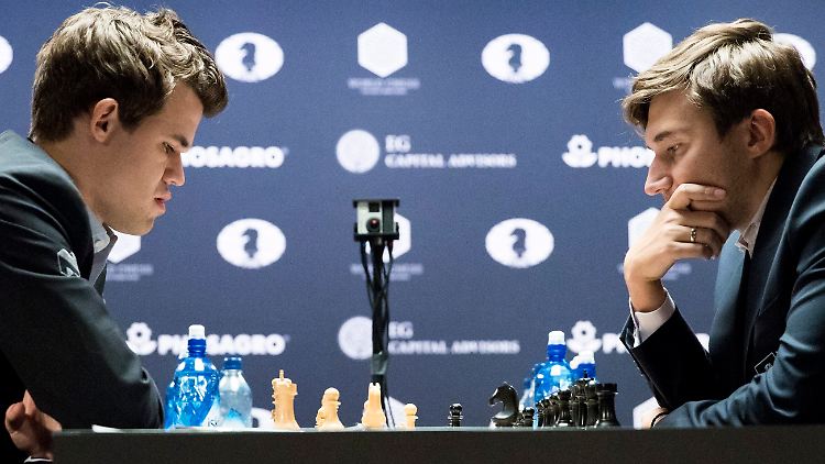 In der letzten regulären Partie wird Magnus Carlsen (l.) erneut die weißen Figuren führen (Foto vom 21.11.)