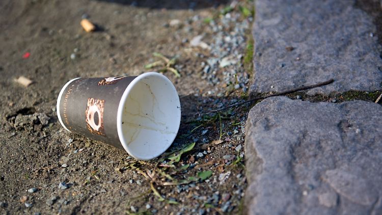 Pappbecher wandern nach einmaliger Benutzung in den Müll.