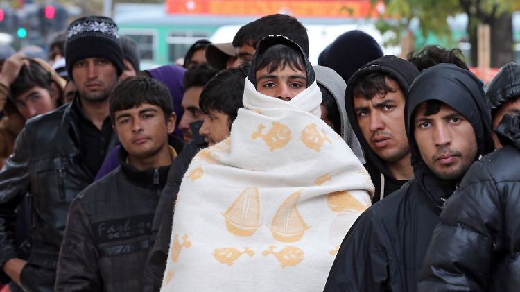 Flüchtlinge warten in Belgrad auf die Essensausgabe.
