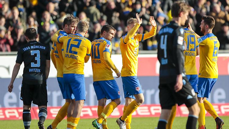 Die Spieler von Eintracht Braunschweig bejubeln einen Treffer im Spiel gegen 1860.