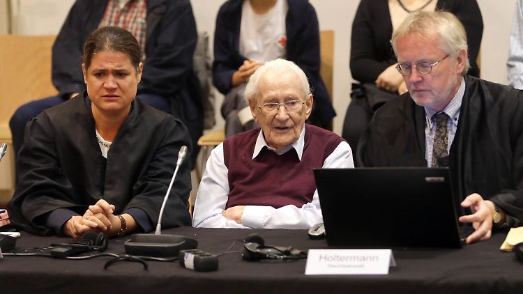 Oskar Gröning erwartet zusammen mit seinen Anwälten das Urteil.