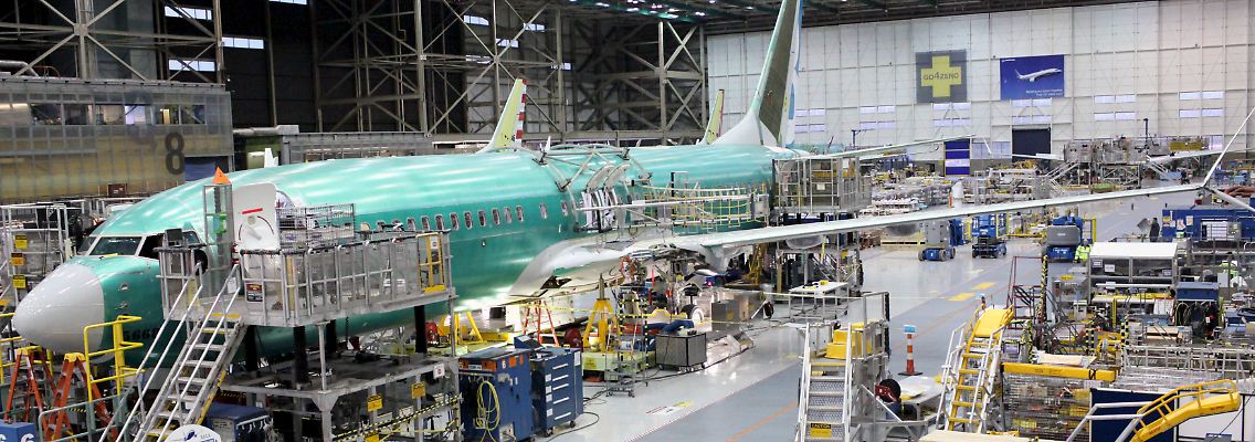 Im vergangenen Jahr hatte Boeing 763 Maschinen an seine Kunden übergeben und damit seine Rolle als weltgrößter Flugzeugbauer behauptet - vor Airbus mit 718 Jets.