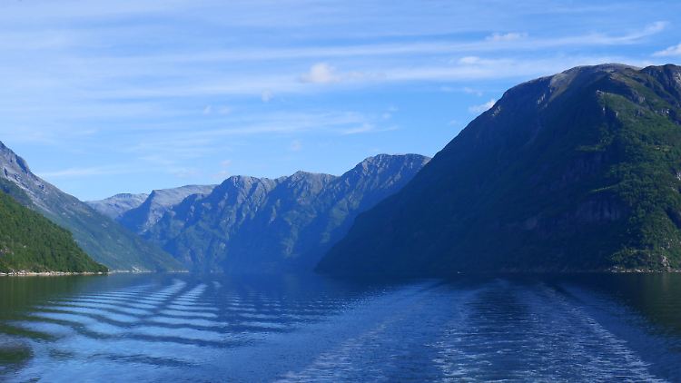 Imposanter Ausblick von der Fähre in Richtung Hellesylt.