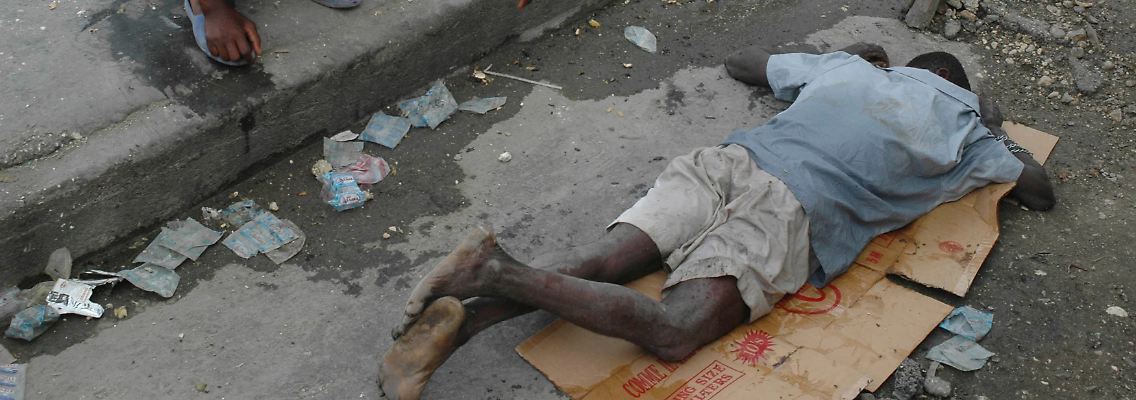 In den Slums der Hauptstadt liegen die Kranken auf der Straße und warten auf Hilfe.