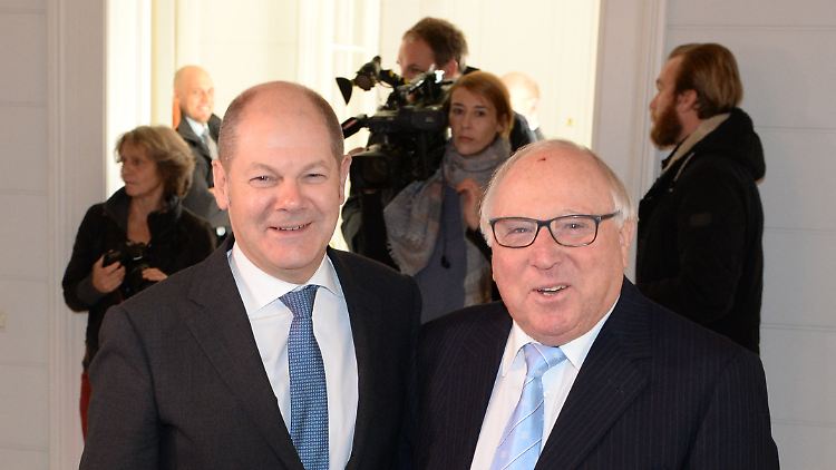 Die beiden Hamburger Scholz und Seeler - zum 80. Geburtstag empfing der damalige Bürgermeister der Hansestadt das Fußball-Idol im Rathaus zum Essen.