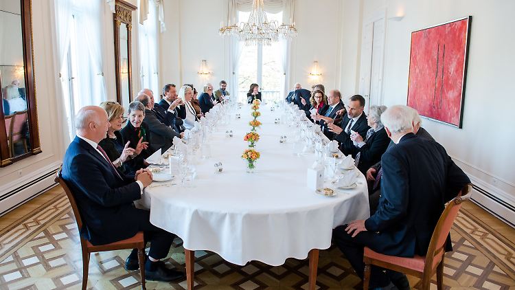 Speisen in piekfeinem Ambiente: Auch DFB-Präsident Grindel und HSV-Chef Beiersdorfer waren bei dem Senatsfrühstück für Uwe Seeler dabei.
