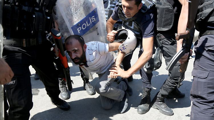 Während einer Demonstration in Diyarbakir gegen die Massenentlassungen von Lehrern wird ein Mann festgenommen.