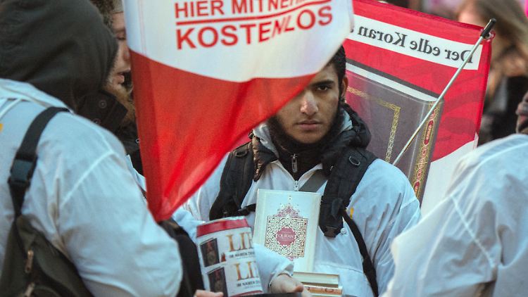 Nach eigenen Angaben hat "Die wahre Religion" bis Mitte 2016 rund 3,5 Millionen Korane in Deutschland verteilt.