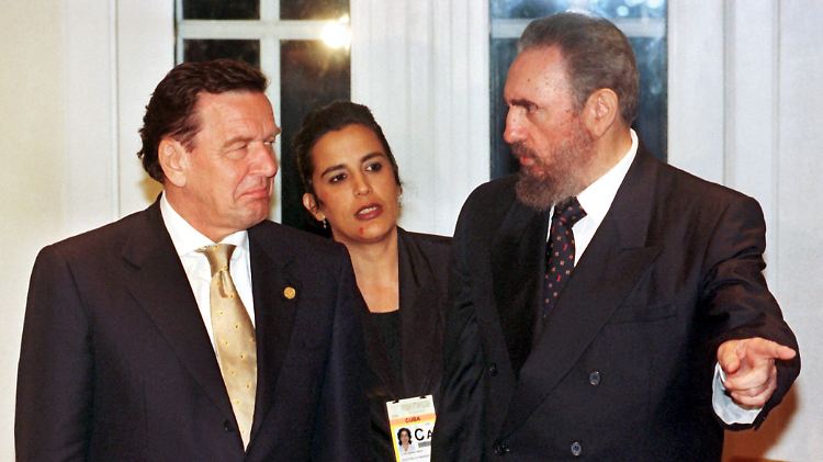 Gerhard Schröder traf 1999 in Rio de Janeiro mit Fidel Castro zusammen (Archivbild).