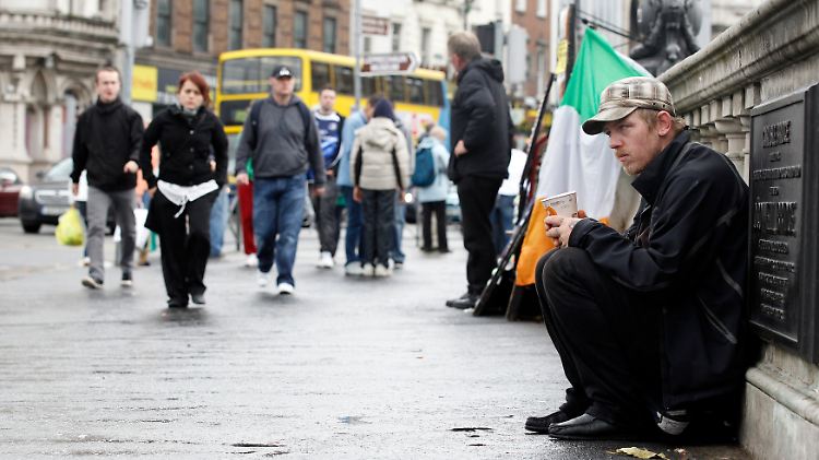 Bettler auf der O'Connell Bridge in Dublin.
