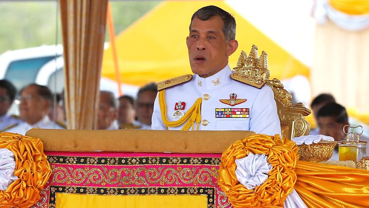 Vajiralongkorn tritt in große Fußstapfen.