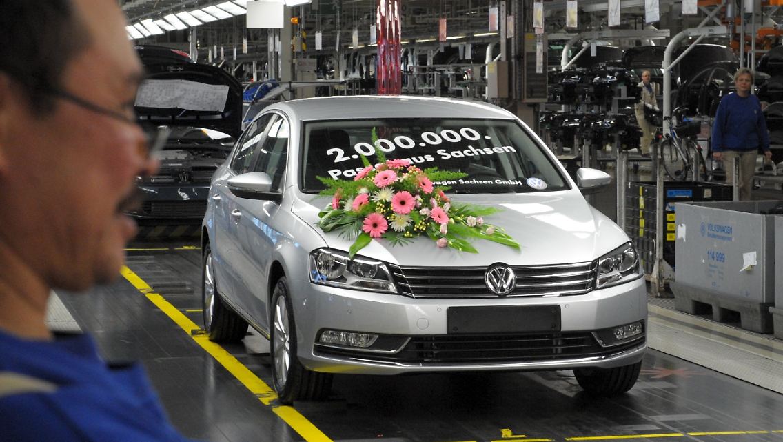 Bei der Volkswagen Sachsen GmbH in Zwickau wird der 2.000 000. Passat gefeiert. Seit Oktober 2006 werden in der westsächsischen Stadt Passat-Limousinen hergestellt.