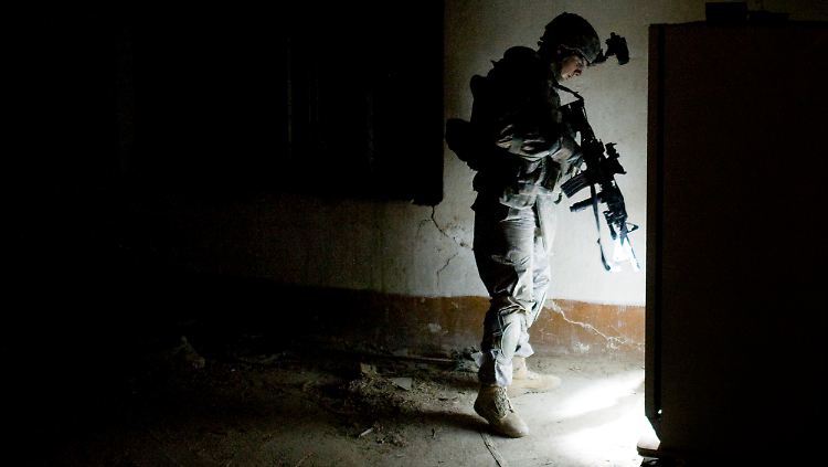 Ein Soldat der US-Armee während einer Hausdurchsuchung in der Zeit der Besatzung.