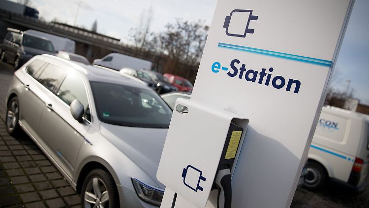 Nach dem Vorbild von Tesla wollen deutsche Autohersteller Ladesäulen installieren.
