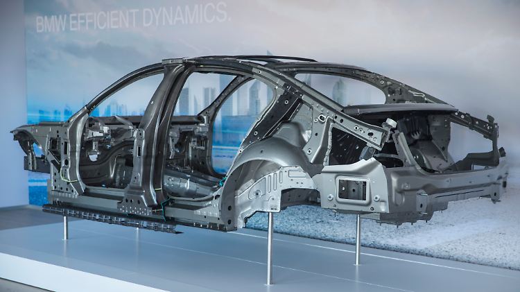 Kohlefaser im Autobau: Eine "Carbon Core"-Karosserie des neuen 7er BMWs.