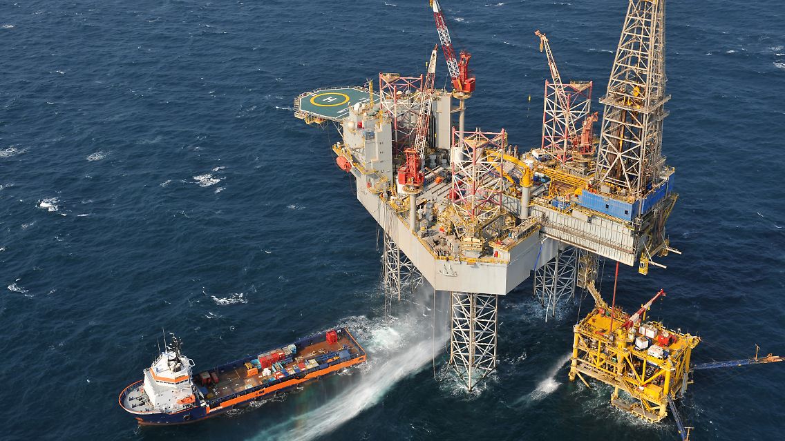 Eine Gasplattform von Shell 60 km vor der Küste Katars am Persischen Golf.