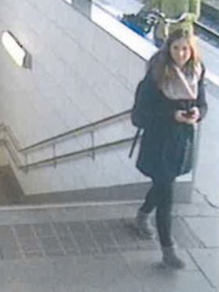 Die Polizei bittet weiterhin um Hinweise auf die etwa 1,65 Meter große sowie schlanke Frau.