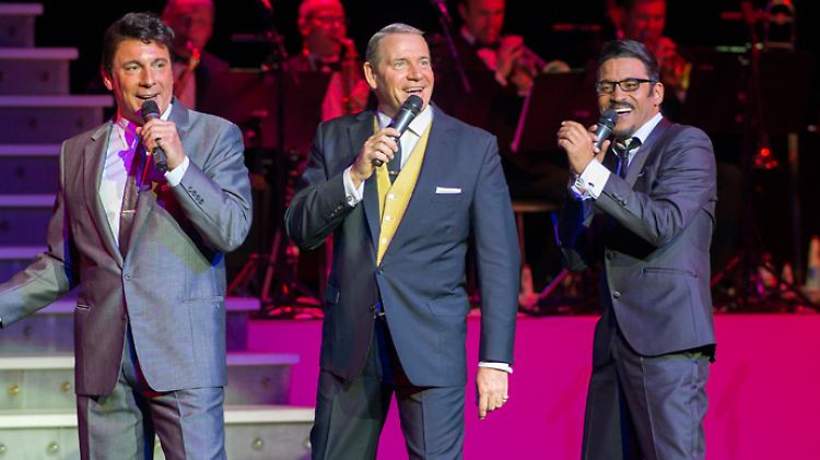 Stephen Triffitt (m, "Frank Sinatra"), Mark Adams (l, "Dean Martin") und George Daniel Long (r, "Sammy Davis Jr.").