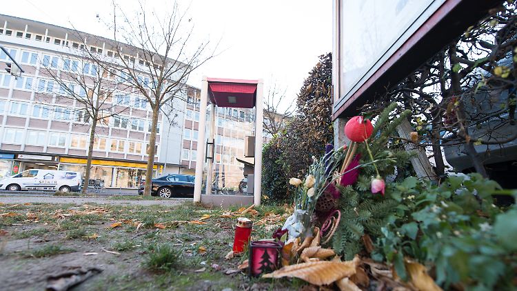 Am Tatort erinnern Blumen und Kerzen an das Opfer.