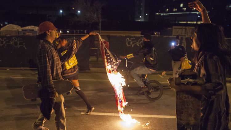 Nach der Wahl Trumps wurden aus Protest in vielen Städten Flaggen verbrannt - zum Beispiel hier in Oakland in Kalifornien.