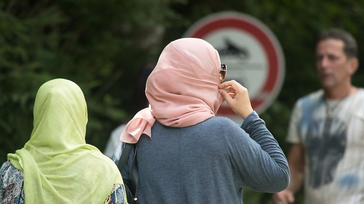 Das niederländische Parlament ist überzeugt: In bestimmten Situationen ist der Augenkontakt wichtiger als die Kopfbedeckung.