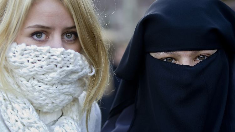 Schal und Mütze in der Straßenbahn zu tragen, bleibt Frauen in den Niederlanden übrigens erlaubt.