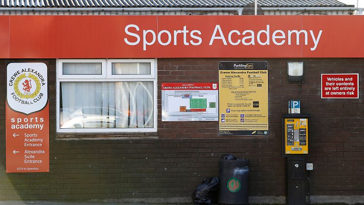 Unter anderem bei Crewe Alexandra soll Barry Bennell Jugendspieler sexuelle missbraucht haben.