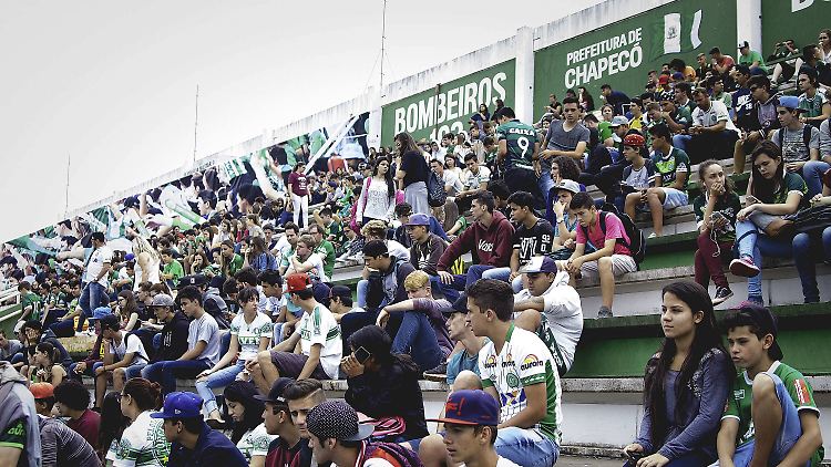Viele Menschen versammelten sich im Stadion der Mannschaft, um zu trauern.