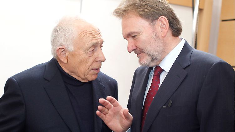 Differenzierte Zahlen:Schlichter Geißler lauscht den Worten von Bahnvorstand Kefer.