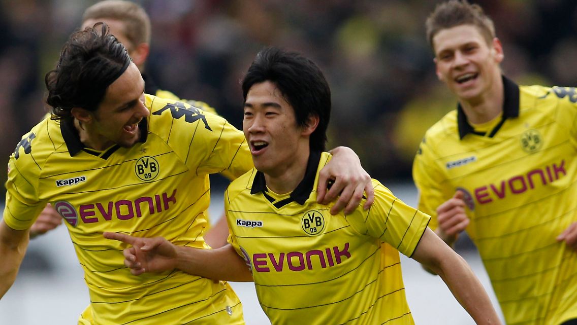 In Feierlaune: die Dortmunder Neven Subotic und Shinji Kagawa.