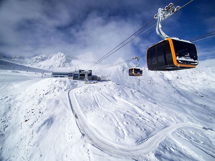 Gondeln und Bergstation der neuen 3S-Eisgratbahn am Stubaier Gletscher.