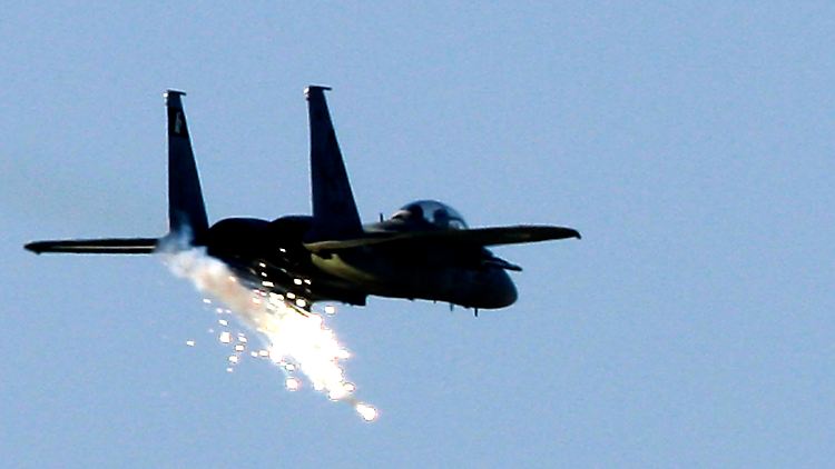 Ein israelischer F-15-Jet feuert bei einer Übung Täuschkörper ab.