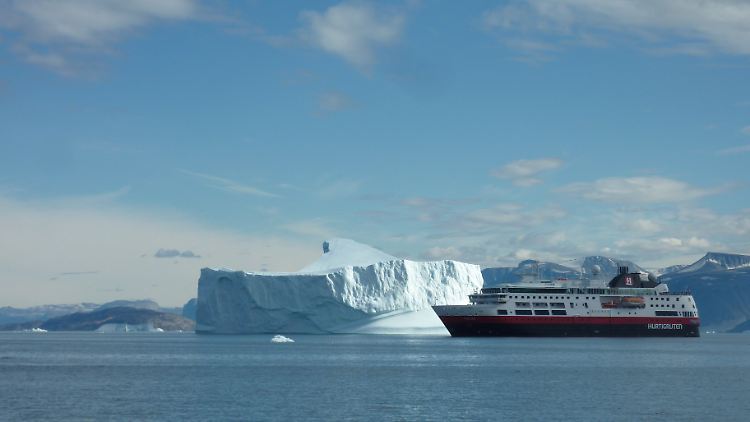 Das Hurtigruten-Schiff unterwegs im Eis.