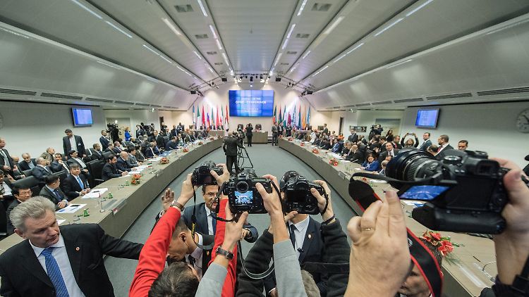 Ein Preis, der die gesamte Weltwirtschaft beeinflusst: Abgesandte der 14 Mitgliedstaaten der Opec vor dem 171. Treffen des Kartells in Wien.