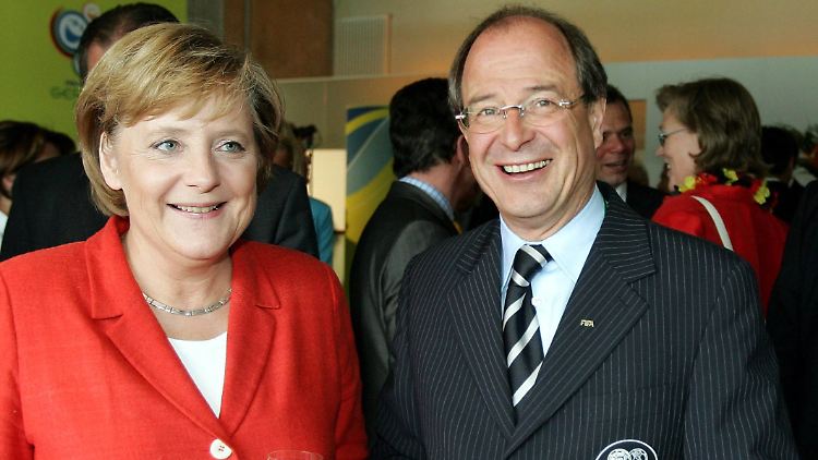 Sommermärchen: Urs Linsi, rechts, mit Bundeskanzlerin Angela Merkel bei der WM 2006.